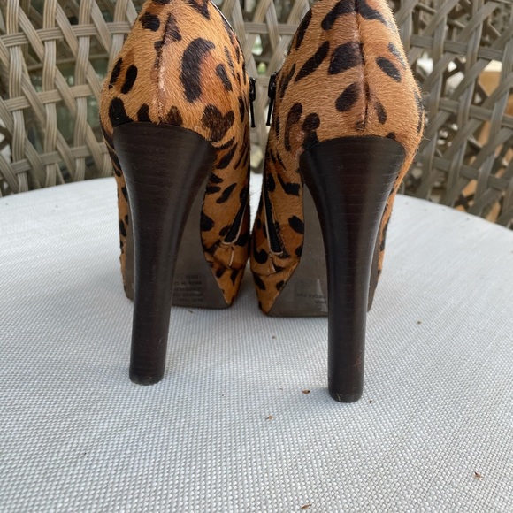 Steve Madden Leopard print booties sz 7.5 - Picture 3 of 4